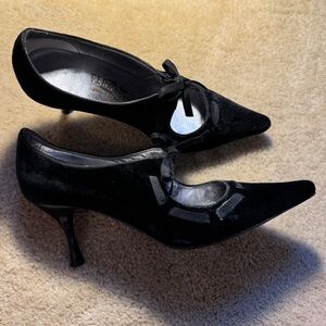 SALVATORE FERRAGAMO SUEDE HEELS